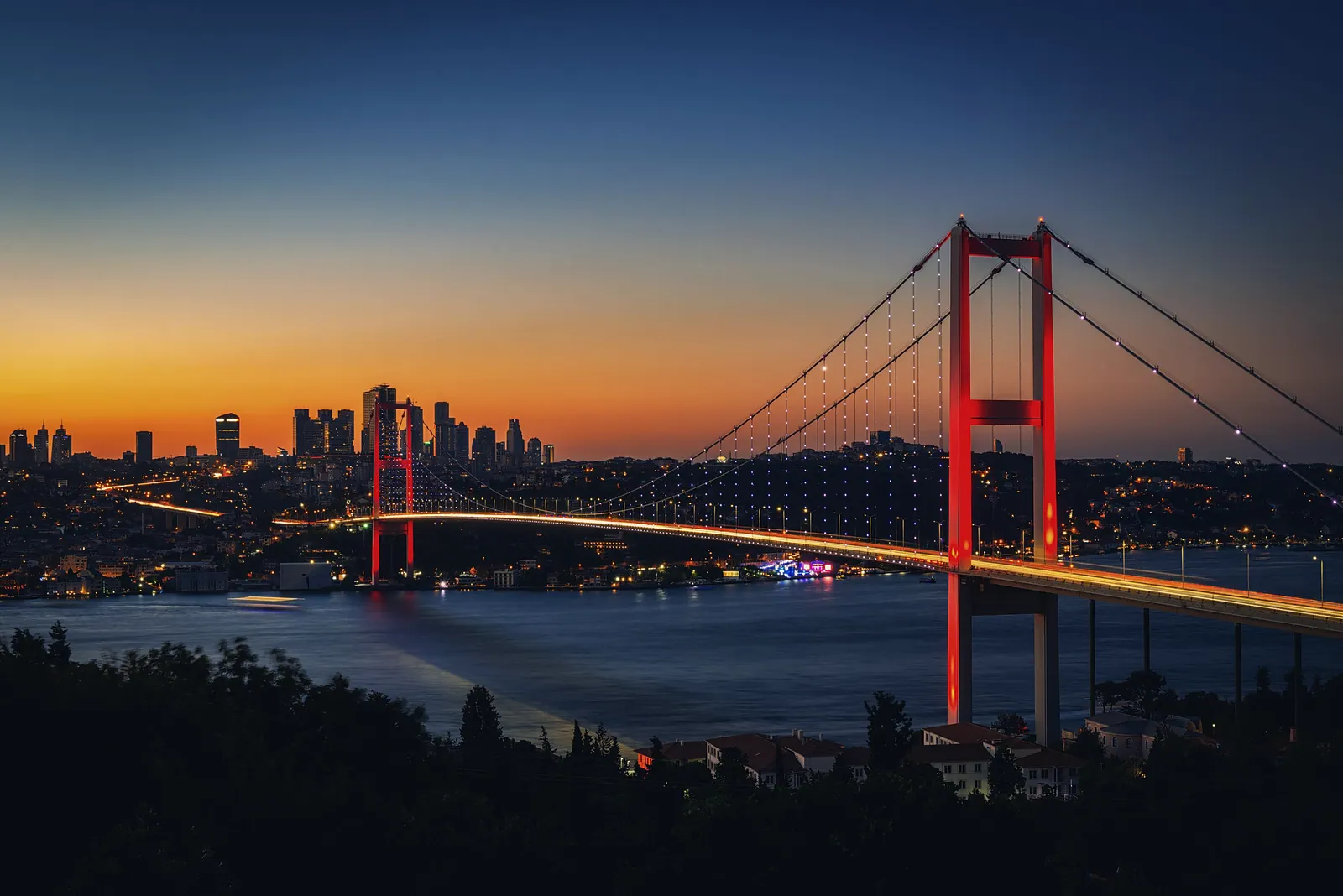 Gün batımında Boğaz Köprüsü ve İstanbul silueti